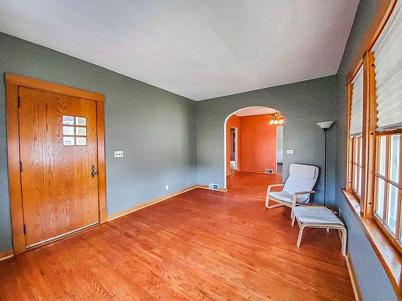 4th image of 615 Brewster St