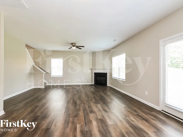 3748 Streamside Dr — Photo 7