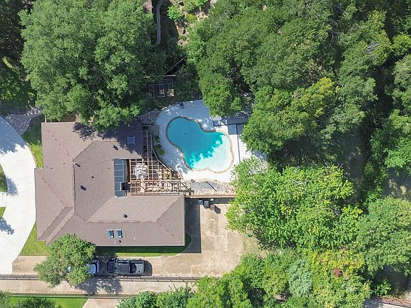 3rd image of 900 Westbrook Dr
