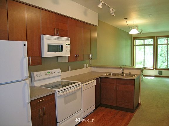 2nd image of 910 Gladstone #211