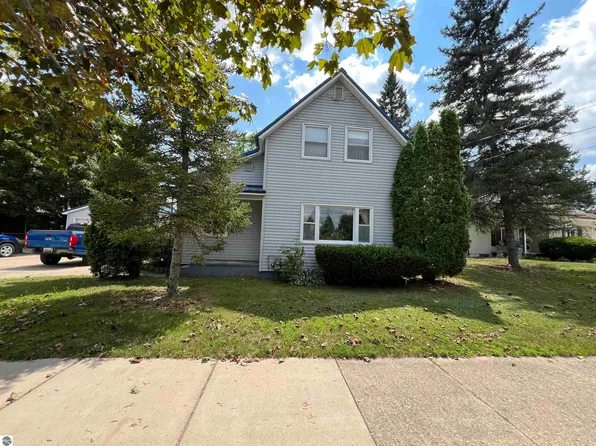 1001 Chestnut St, Cadillac, MI 49601