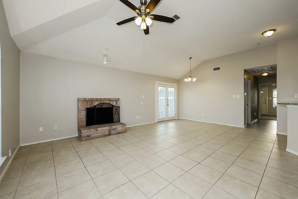 3 bed, 2.0 bath, 1415 sqft, $2,075 — Photo 4