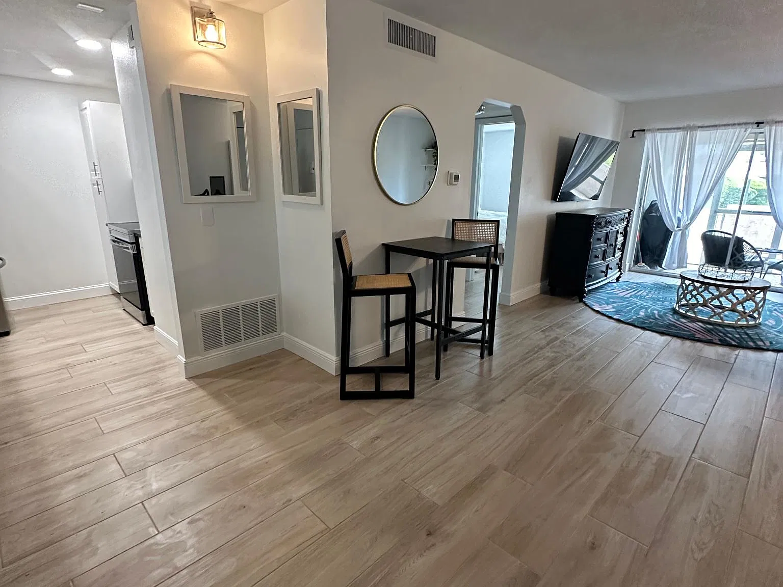 1 bed, 1140 sqft, $1,950 — Photo 2