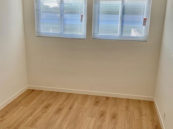 3rd image of 605 S Barrington Ave #10
