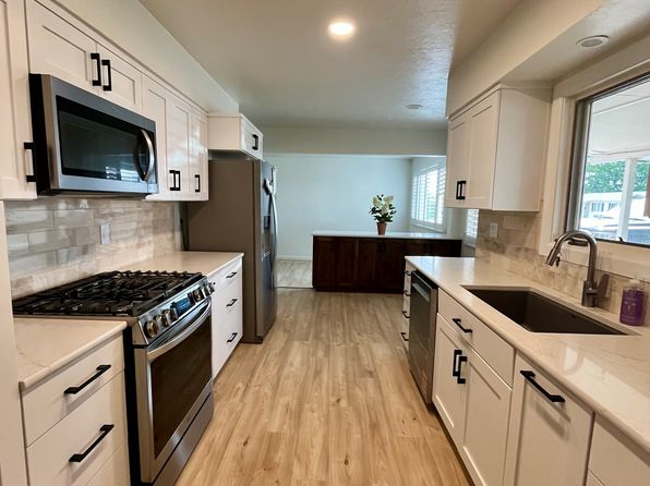 1221 Iris Dr