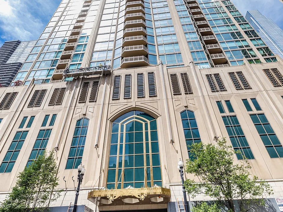 21 E Huron St #1207