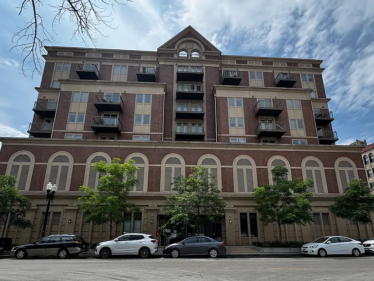 Gorgeous Historical Apartments Near Beach in East Rogers Park — Photo 22