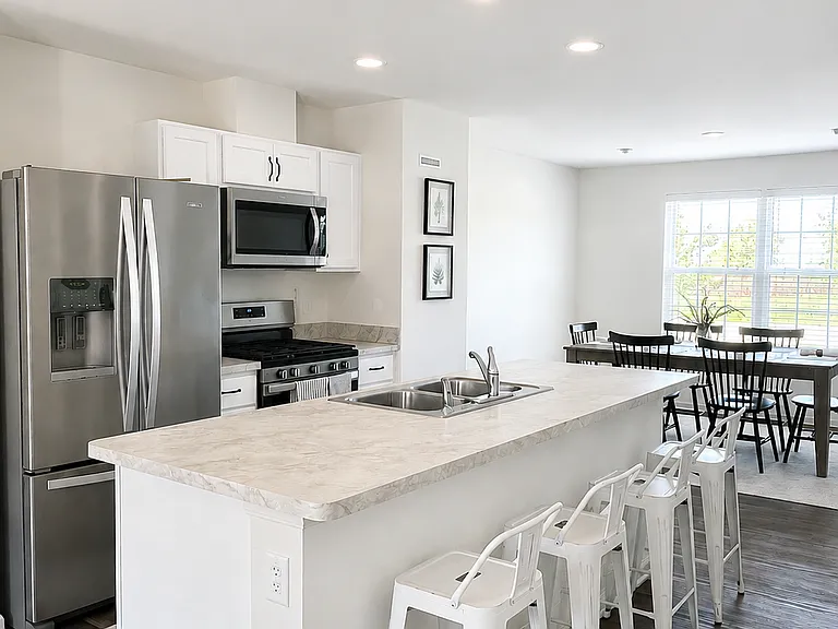1475 Yosemite Way — Photo 2