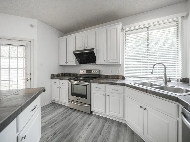 1812 Ingleside Dr — Photo 7