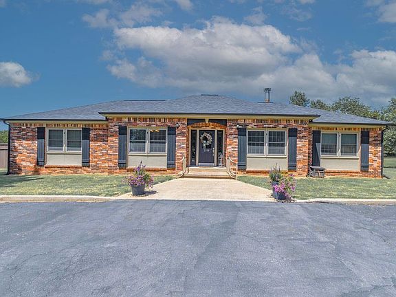 3rd image of 2208 Pinecrest Ct