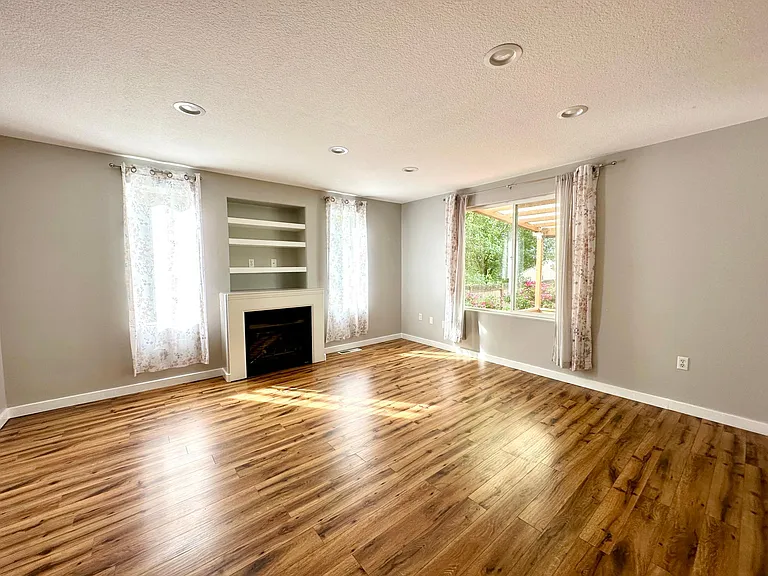 561 NW Mitchell Ct — Photo 3