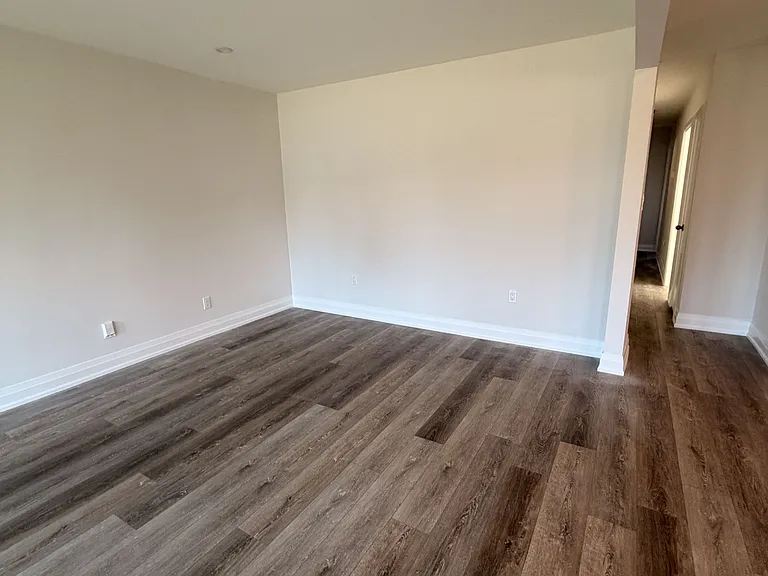 653 Athol St E #MAIN — Photo 7