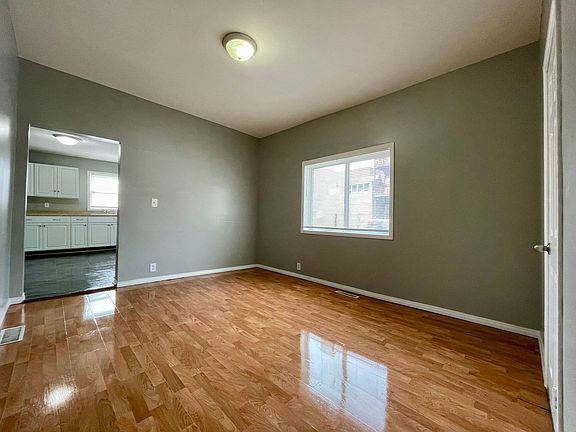 3rd image of 122 Manitoba Ave