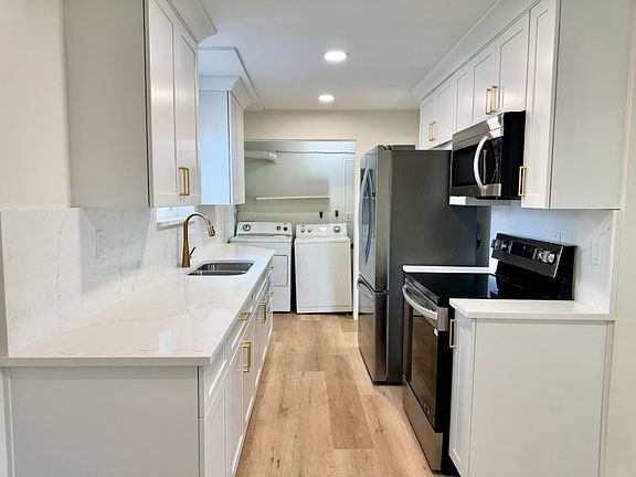 3rd image of 105 E Wilson Rd