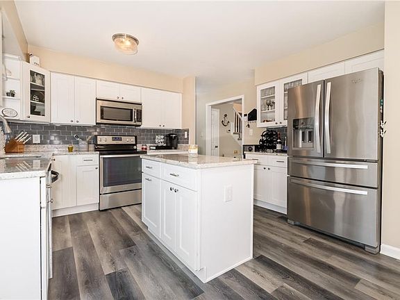 5th image of 2409 Chatsworth Ct
