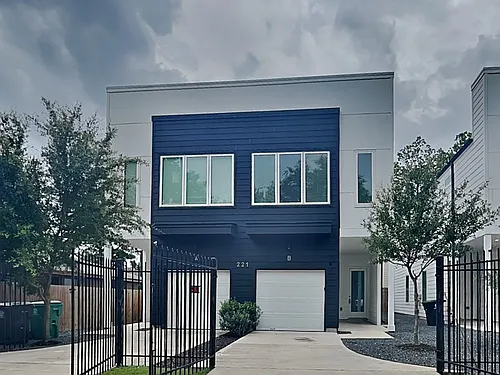 221 Oriole St Photo 1