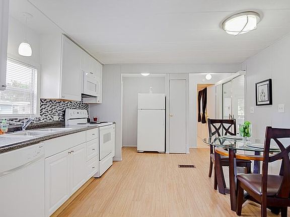 5th image of 364 Ivanhoe Cir