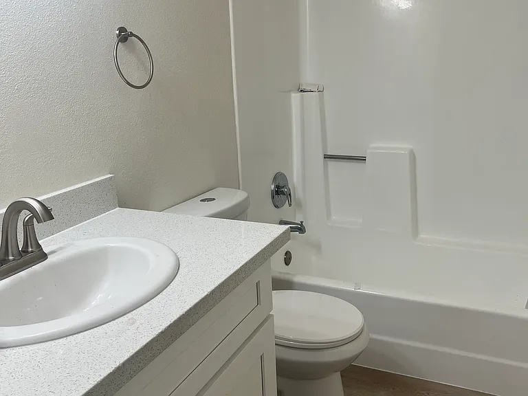 1001 E Cypress Ave — Photo 11