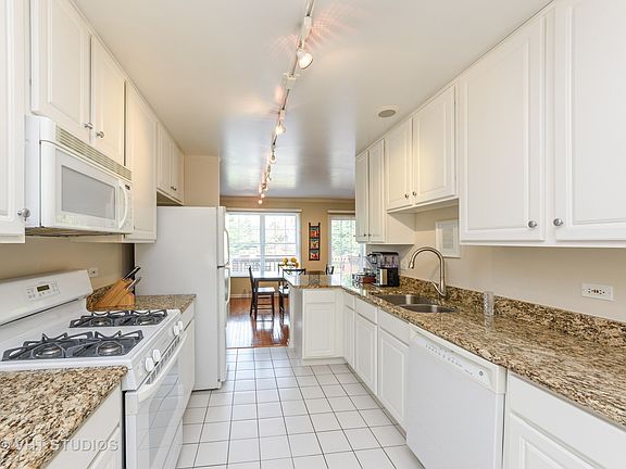 4th image of 1028 N Earls Ct