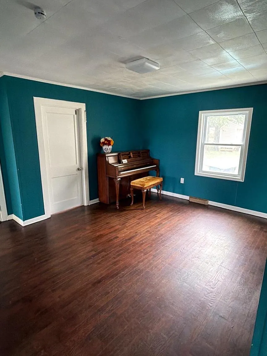 3 bed, 1.0 bath, 1120 sqft, $2,150 — Photo 4