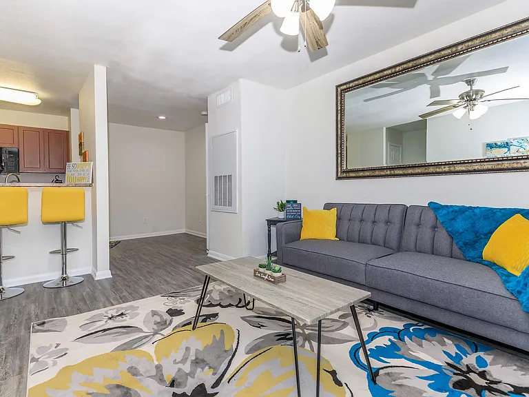 HollyView Apartments — Photo 13