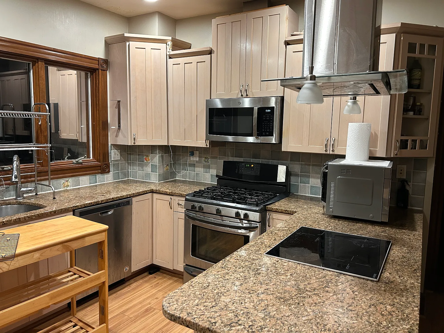 7 bed, 2500 sqft, $1,255 — Photo 2