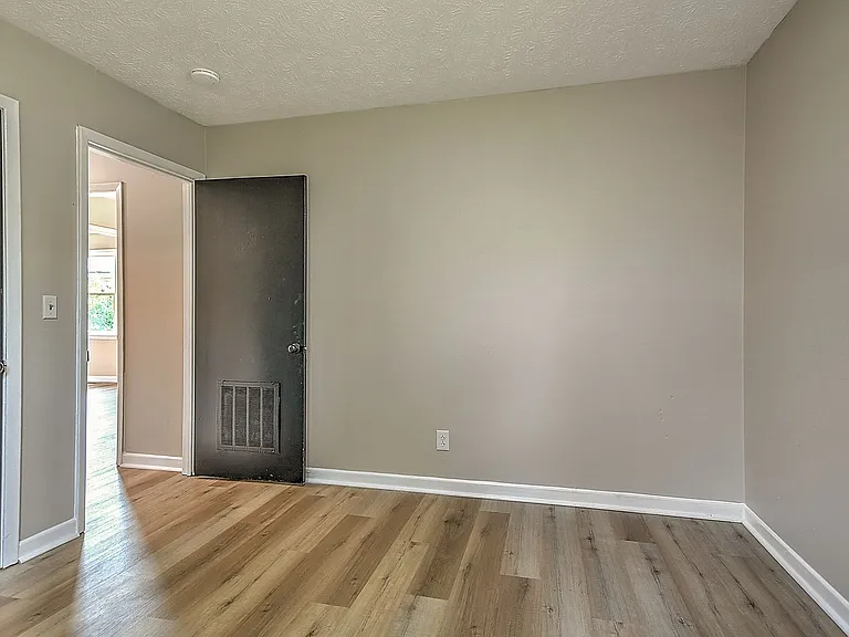 921 Elizabeth St — Photo 24