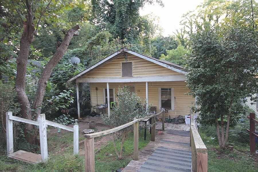 2nd image of 558 Bee St