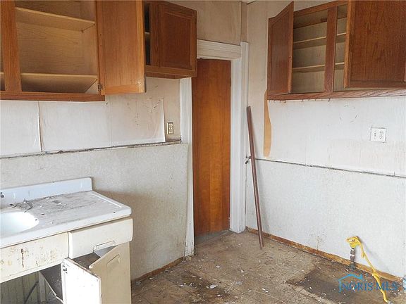 4th image of 2533 Broadway St