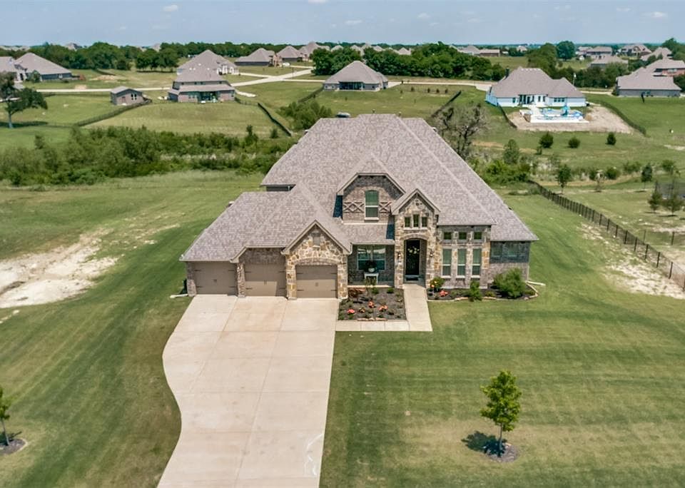 1st image of 202 Fallen Oak Dr