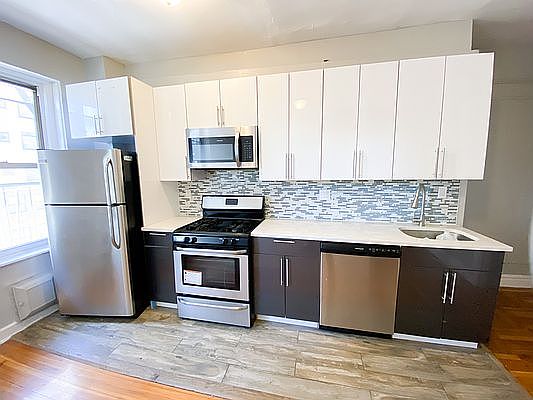 2nd image of 975 Woodycrest Ave #D4