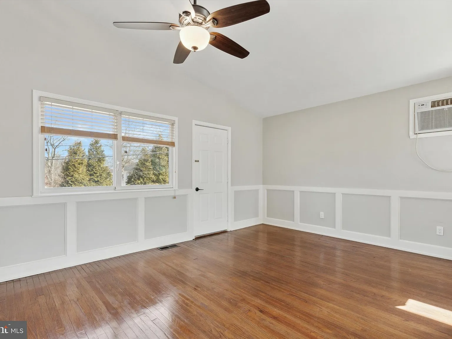 3 bed, 1.5 bath, 1428 sqft, $3,200 — Photo 4