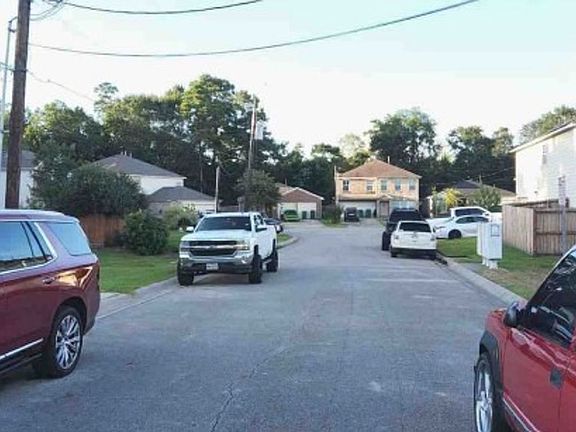 Exterior Neighborhood (street photo)