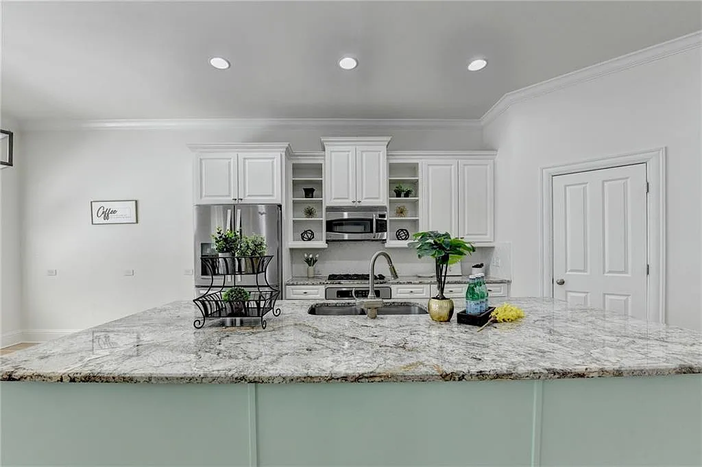 4 bed, 4.5 bath, 4804 sqft, $3,200 — Photo 2