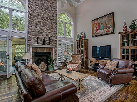 Living room w/volume ceiling