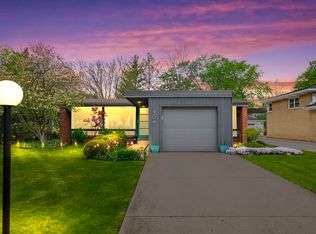 304 S Mount Prospect Rd, Mount Prospect, IL 60056