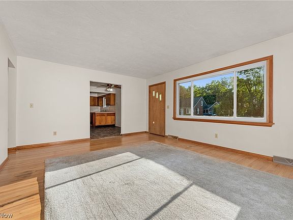 3rd image of 128 Forest Blvd