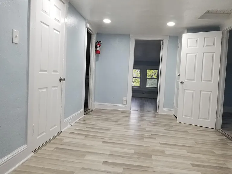 128 William St #3 — Photo 1