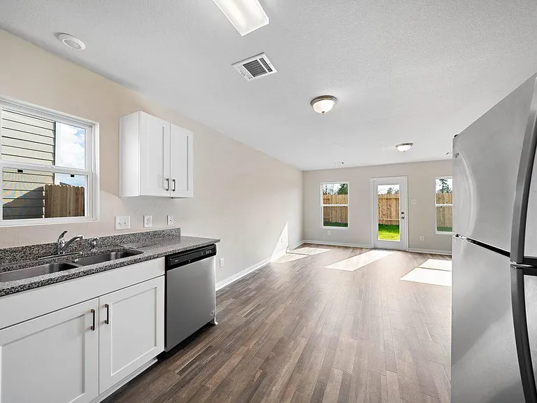 1116 Richard St — Photo 12