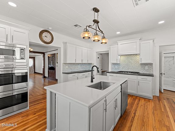 5th image of 712 W Court Ave