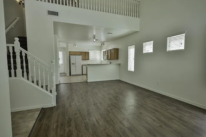 4 bed, 3.0 bath, 1951 sqft, $1,985 — Photo 3