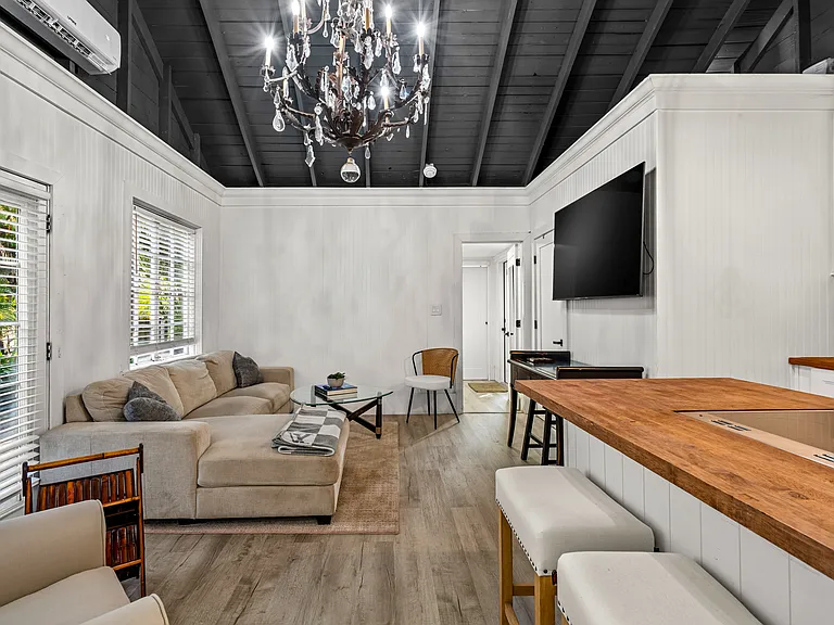 1017 SW 4th St — Photo 3