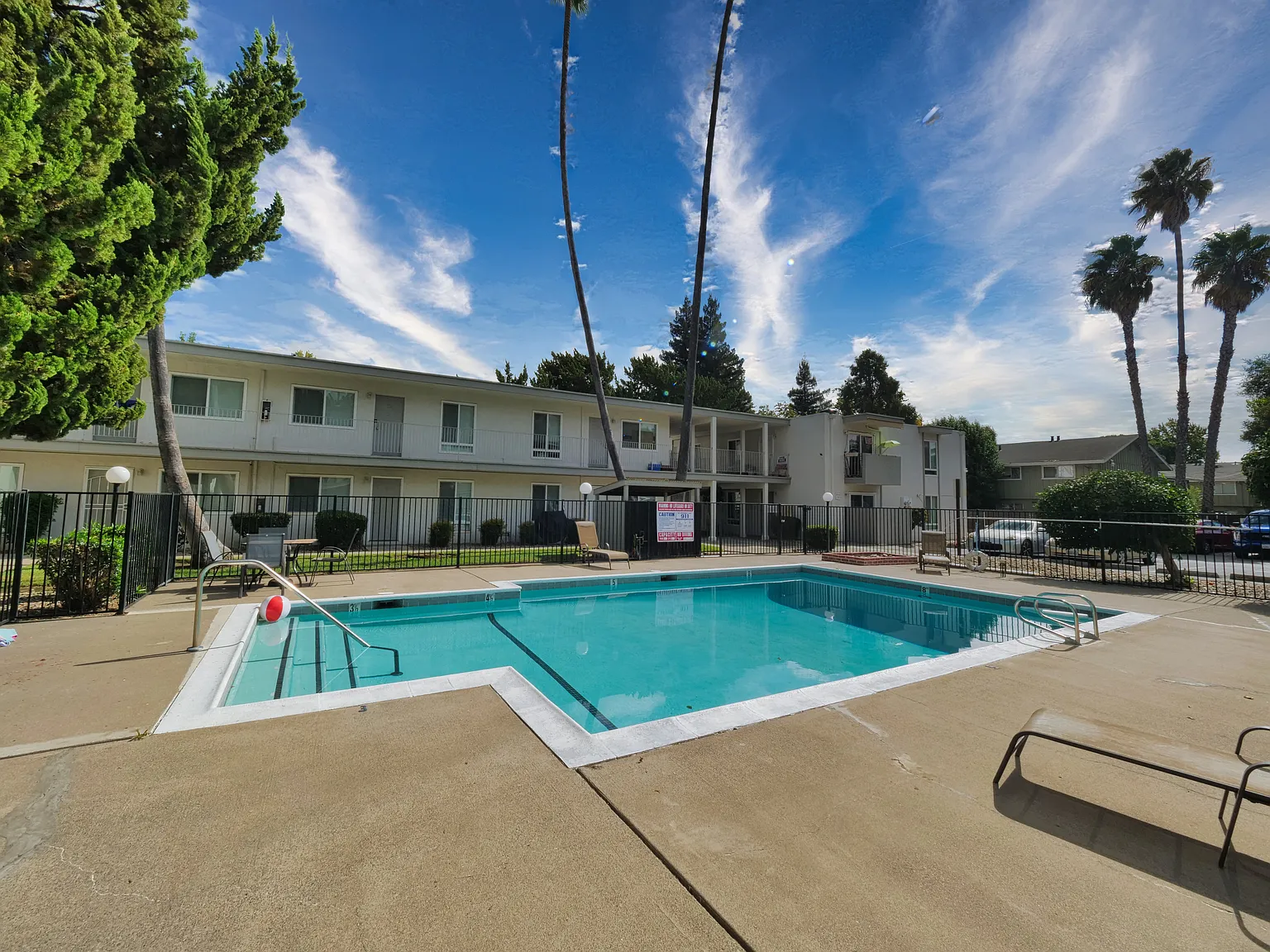 River House Apartments — Photo 3