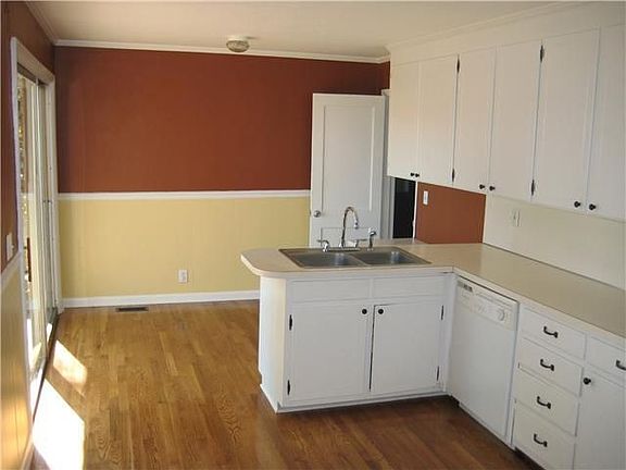 3rd image of 411 Hazelwood Dr
