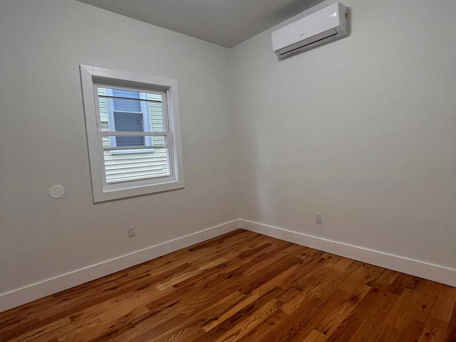 3 bed, 1000 sqft, $2,100 — Photo 3