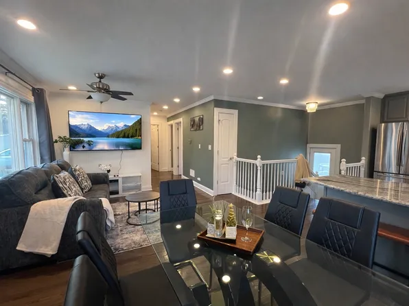 8614 Lakeview Ave, Crystal Lake, IL 60014