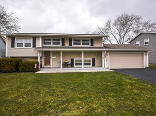 562 Yarmouth Rd, Elk Grove Village, IL 60007