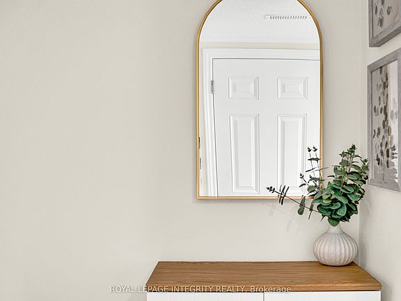 3rd image of 338 Pumpkinseed Cres