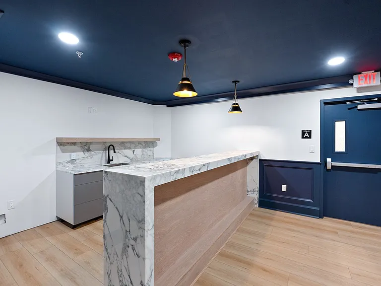 214 E Grove St — Photo 15