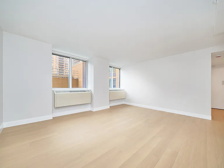 160 Riverside Blvd #7T — Photo 4